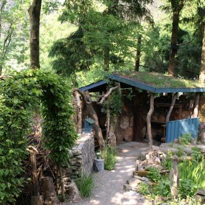 Gartenlaube aus Robinienholz mit einer Dachbegrünung