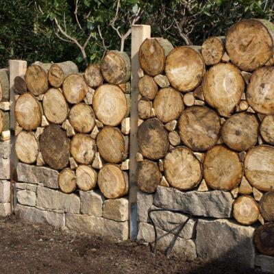 Sichtschutz aus heimischem Holz und Stein