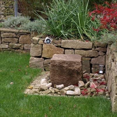 Trockenmauer aus Ruhrsandstein mit Wasserspiel