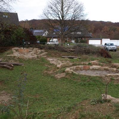 Matschecke mit Handpumpe, kleines Atrium auch als Feuerstelle nutzbar und Totempfahl zum Klettern