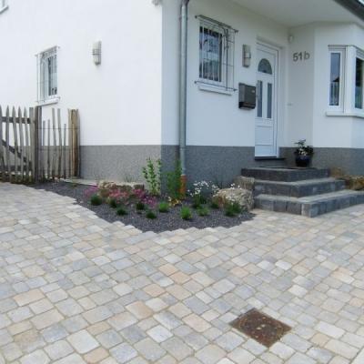 Betonsteinpflaster antik (gekollert) mit 4 mm Fuge und Sandpolymere verfugt