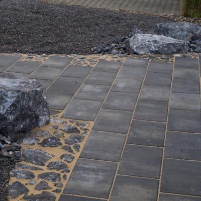 Betonsteinpflaster mit Natursteineinfassung