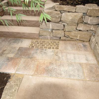 Betonsteintreppe, Natursteinmauer, Natursteinpflaster mit farbnuarcierten Betonstein