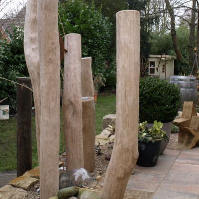 Gartengestaltung mit geschälten Robinienstämmen 