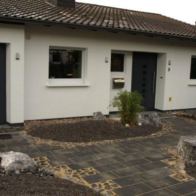 Hauseingang mit Natursteineinfassung