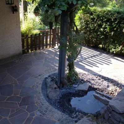 Regionale Natursteinplatten aus Grauwacke mit Wasserspiel