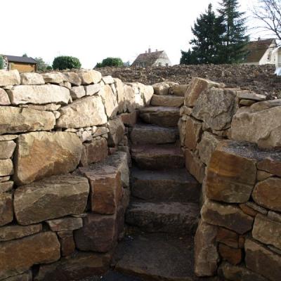 Rustikale Neuanlage aus unbearbeiteten Ruhrsandsteinfelsen