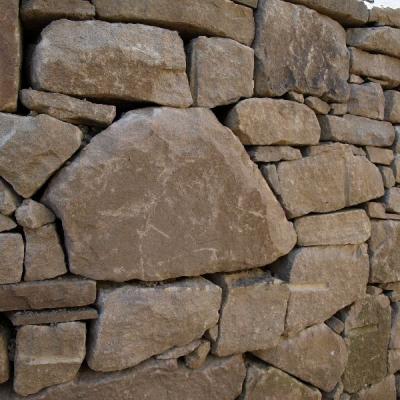 Rustikale Trockenmauer aus Ruhrsandstein 1