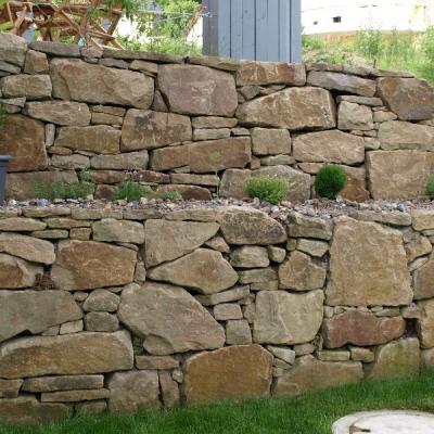 Rustikale Trockenmauer aus Ruhrsandstein 2