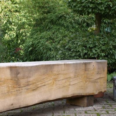 Unsere selbstgefertigten Holzmöbel in rustikaler Ausführung können Sie aus Buchen- oder Eichenholz erhalten. Ob natürlich, verwittert oder geölt.