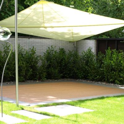 WPC-Holz Terrasse mit einem Fries aus Granit