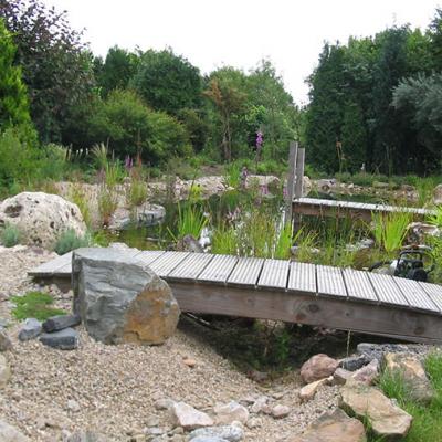 Die Holzbrücke aus Douglasienholz ebnet den Weg zum Schwimmteich