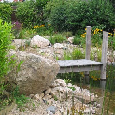 Schwimmteich mit Holzsteg aus Eiche