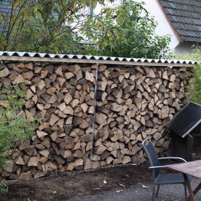 Sichtschutzzaun aus Kaminholz