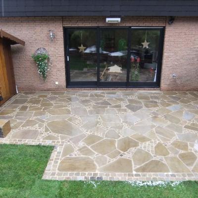 Terrasse aus gesägte Polygonalplatten und Mosaikpflaster aus Ruhrsandstein