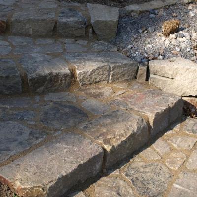 Ruhrsandsteinblöcke und Gabionensteine als Stufenanlage