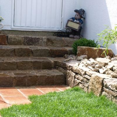 Stufenanlage aus einzelnen Felsblöcken. Jede Stufe ein Unikat.