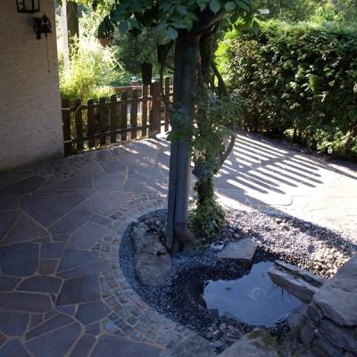 Kleines Wasserspiel im Hof mit Beleuchtung