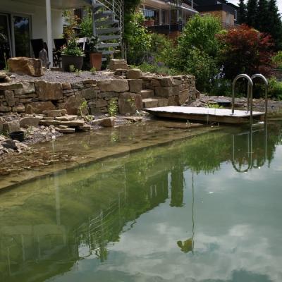 Nach dem Frühstück auf der Terrasse direkt ins Wasser