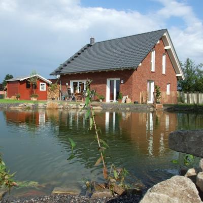 Der gleiche Schwimmteich in Herdecke, dem Haus zugewandte Perspektive
