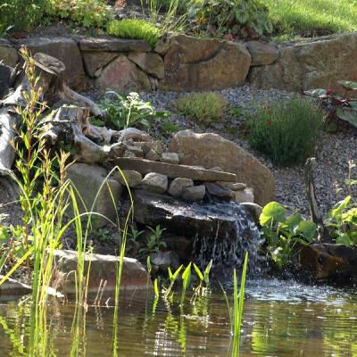 Wasserrücklauf über eine Felsplatte