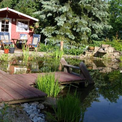 Schwimmteich in Dortmund, über einen Holzsteg ins erfrischende Nass