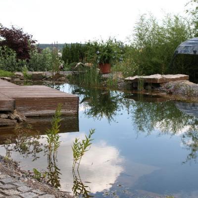 Schwimmteich in Herdecke, in den Hang gebaut