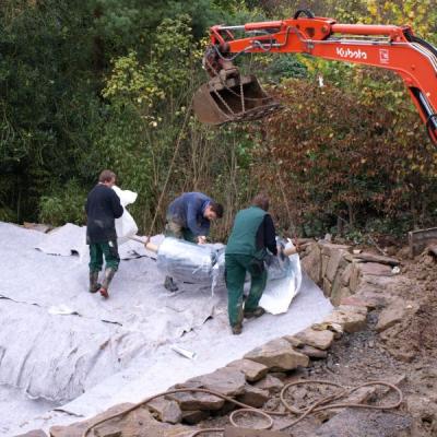 Nun zum schweren Teil: Die 250 qm große EPDM – Folie
