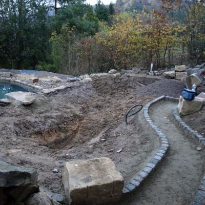 Der kleine Teich ist ausgeschachtet und somit verlässt der Bagger die Baustelle.